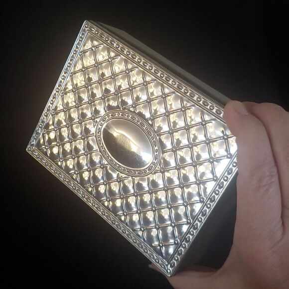 Pretty Vintage 1970s Velvet Lined Box w/ Shiny Intricate Design on Lid 6 x 4.5" - Picture 4 of 12